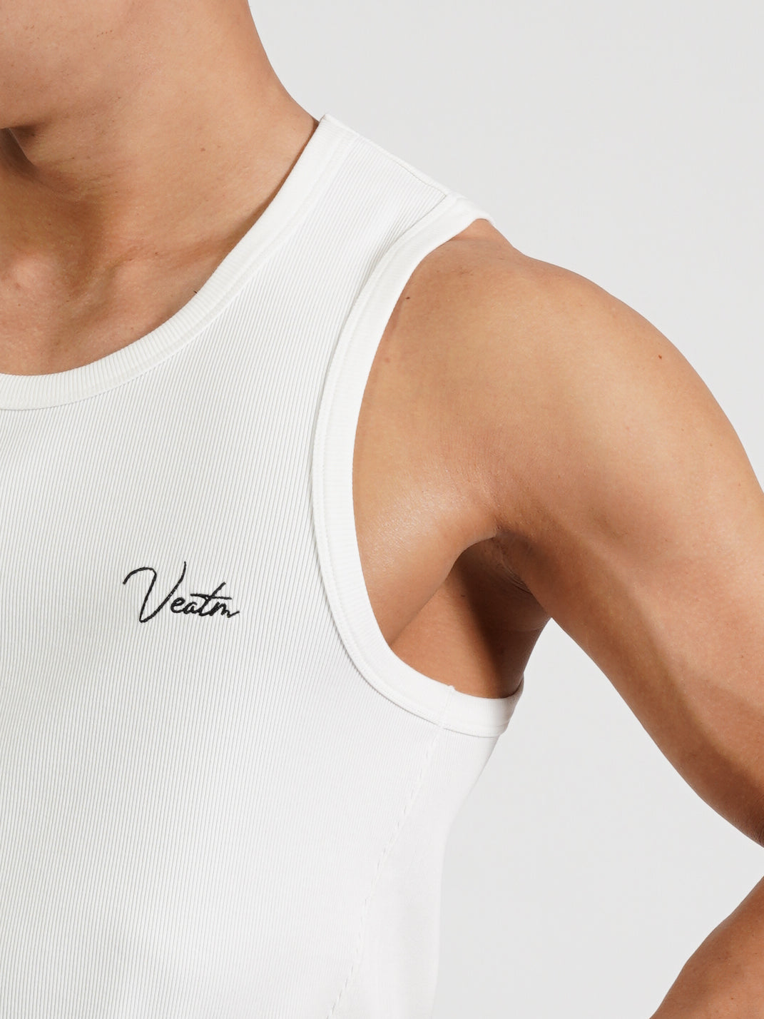 COLOR:WHITE